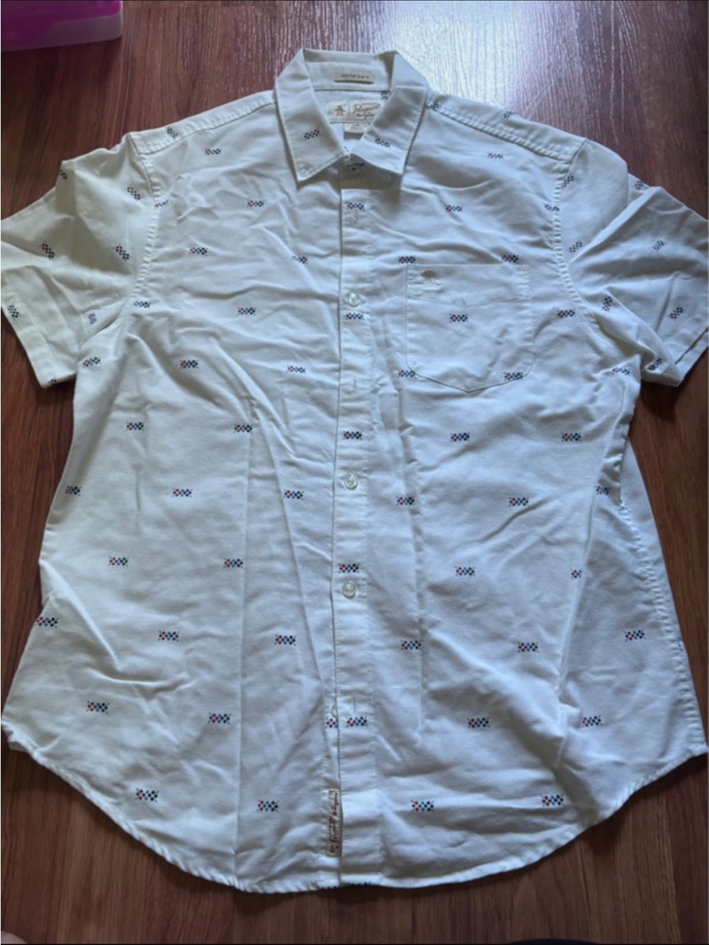 Men's Short-Sleeve White Button-Down Shirt with Subtle Multicolor Motif
